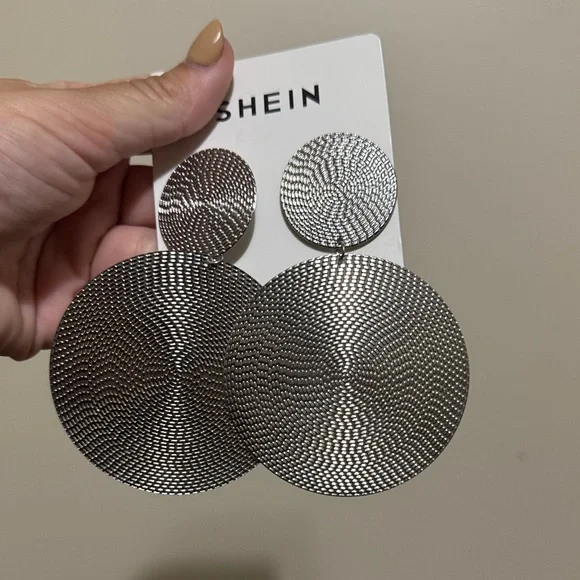 SHEIN Metallic and Rust Fringe Earrings - Picture 2 of 4